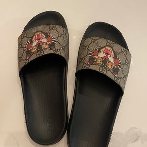 DOPE AUTHENTIC GUCCI SLIDES🔥